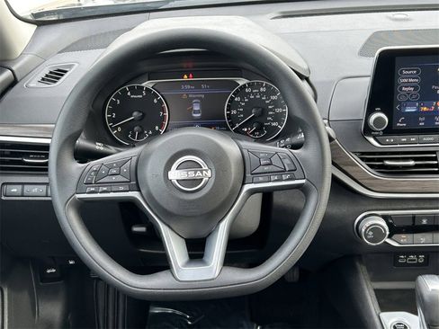 Used 2025 Nissan Altima 2.5 SV image 35