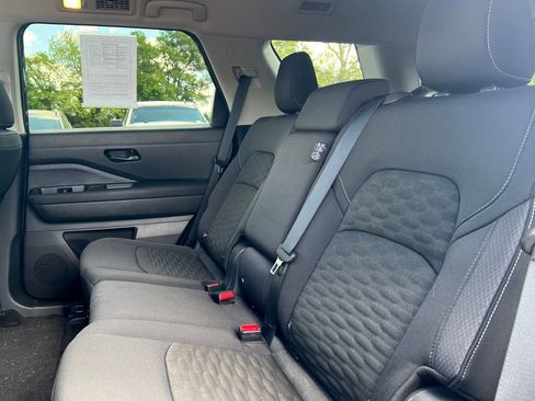 Used 2025 Nissan Pathfinder SV image 5