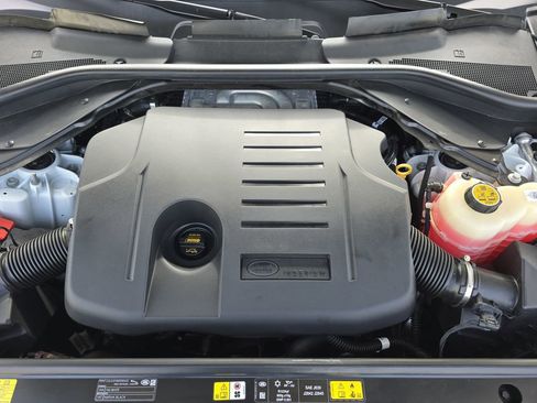 Certified 2025 Land Rover Range Rover SE image 32