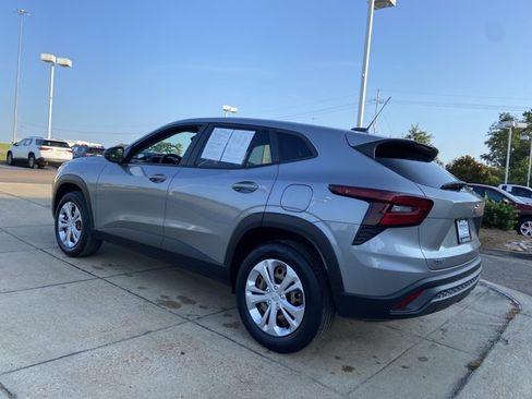 Used 2024 Chevrolet Trax LS w/ Driver Confidence Package FWD image 8