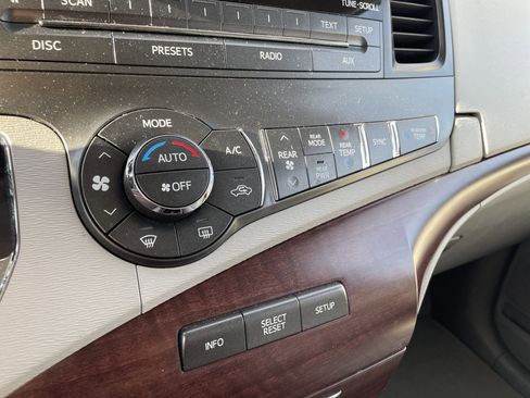 Used 2014 Toyota Sienna XLE image 30