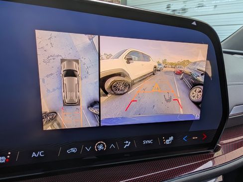 Used 2025 Chevrolet Traverse Z71 w/ Driver Confidence Package image 27