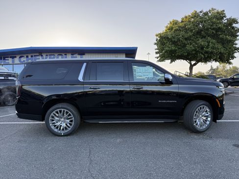 New 2025 Chevrolet Suburban Premier w/ Sun And Tow Package image 5