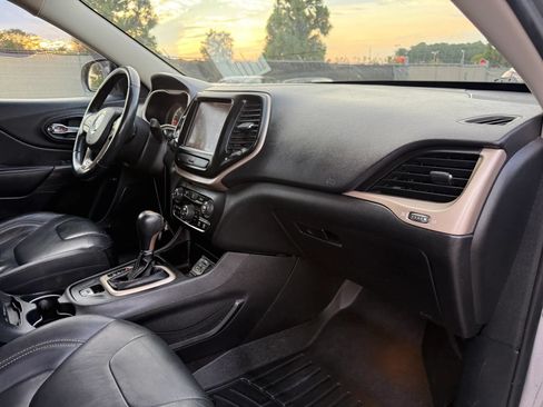 Used 2017 Jeep Cherokee Limited FWD image 19