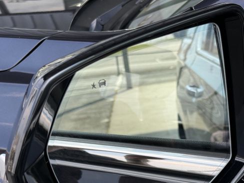 Used 2024 GMC Yukon XL Denali image 9