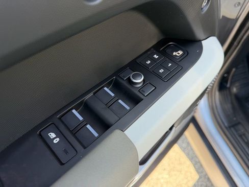 Used 2020 Land Rover Defender 110 SE image 13