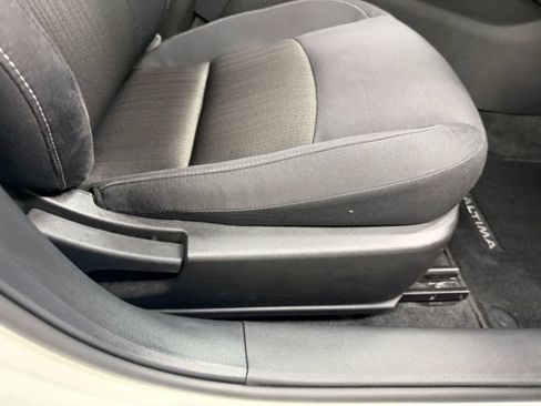 Used 2025 Nissan Altima 2.5 SV FWD image 31
