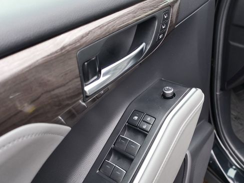 Used 2022 Toyota Highlander Limited image 21