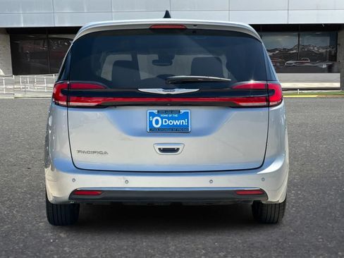 Used 2024 Chrysler Pacifica Touring-L FWD image 8