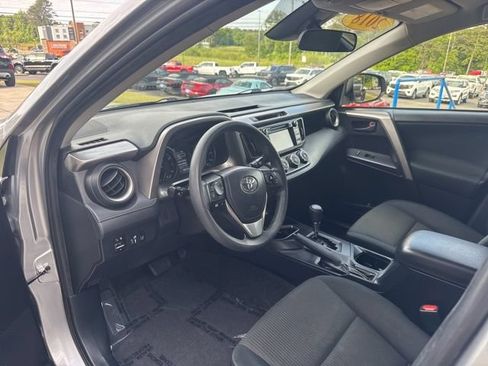 Used 2018 Toyota RAV4 LE FWD image 10