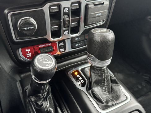 Used 2024 Jeep Wrangler Rubicon w/ Technology Group image 25