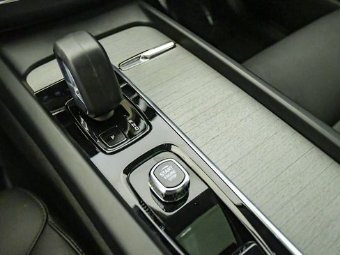 Certified 2025 Volvo XC60 B5 Plus AWD/4WD image 20