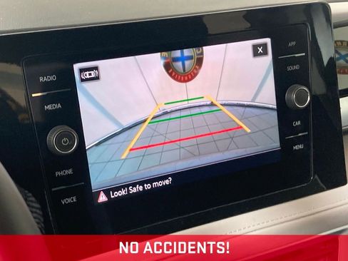 Used 2025 Volkswagen Taos SE AWD/4WD image 4