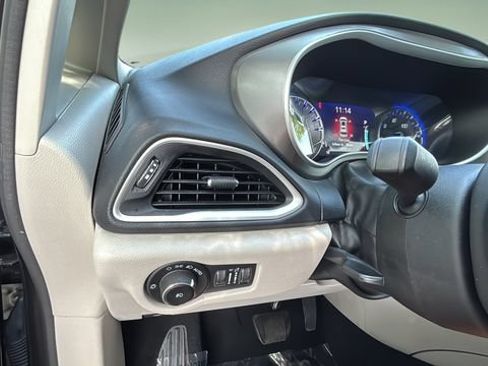 Used 2023 Chrysler Pacifica Touring-L FWD image 21