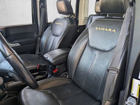 Used 2015 Jeep Wrangler Unlimited Sahara w/ Connectivity Group AWD/4WD image 15