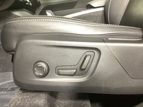 Used 2021 Volvo XC40 T5 Momentum w/ Premium Package image 18