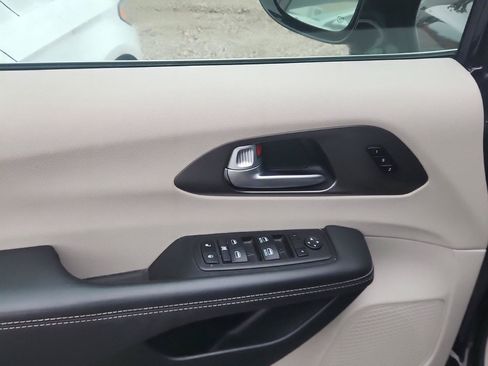 Used 2024 Chrysler Pacifica Touring-L FWD image 12
