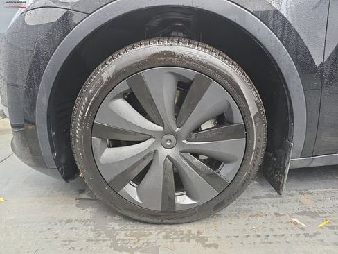 Used 2025 Tesla Model Y Long Range image 15