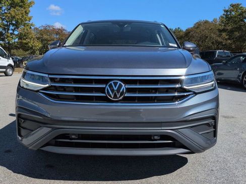 Used 2023 Volkswagen Tiguan SE w/ Panoramic Sunroof Package image 9