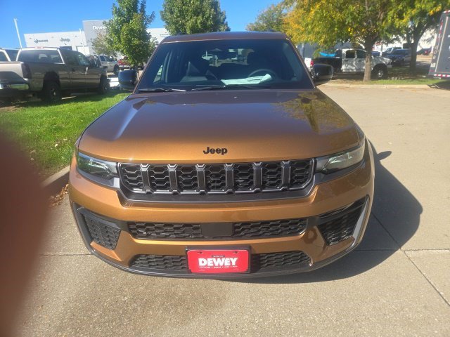 New 2027 Jeep Grand Cherokee Limited w/ Limited Altitude Package AWD/4WD image 2