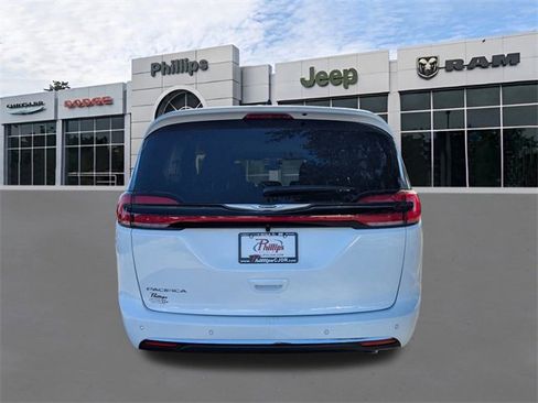 New 2026 Chrysler Pacifica Select image 5