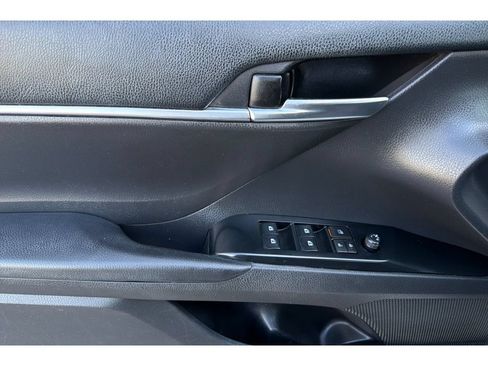 Used 2019 Toyota Camry SE FWD image 11