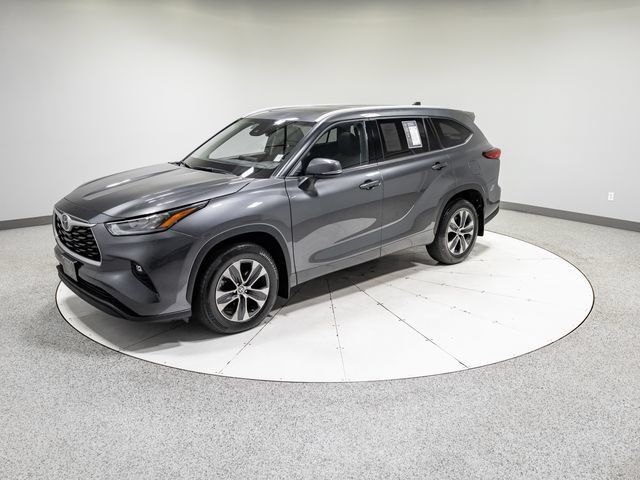 Used 2022 Toyota Highlander XLE AWD/4WD image 36