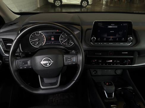 Used 2025 Nissan Rogue SV FWD image 14