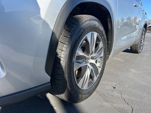 Used 2024 Toyota Highlander XLE image 8
