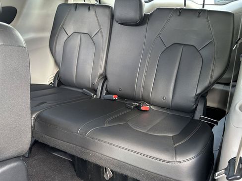 Used 2019 Chrysler Pacifica Touring-L FWD image 34