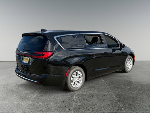 New 2026 Chrysler Pacifica Select image 5