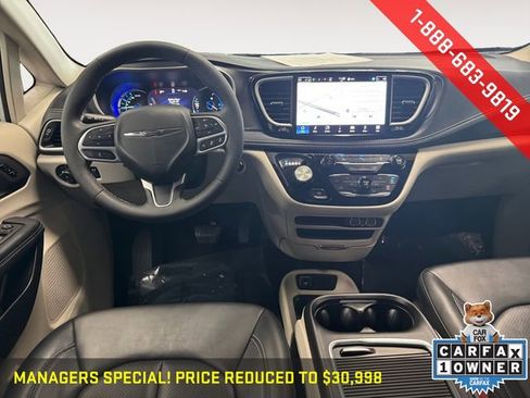 Used 2024 Chrysler Pacifica Select image 5