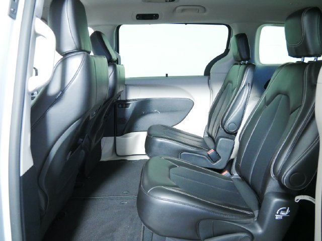 Used 2024 Chrysler Pacifica Touring-L FWD image 16