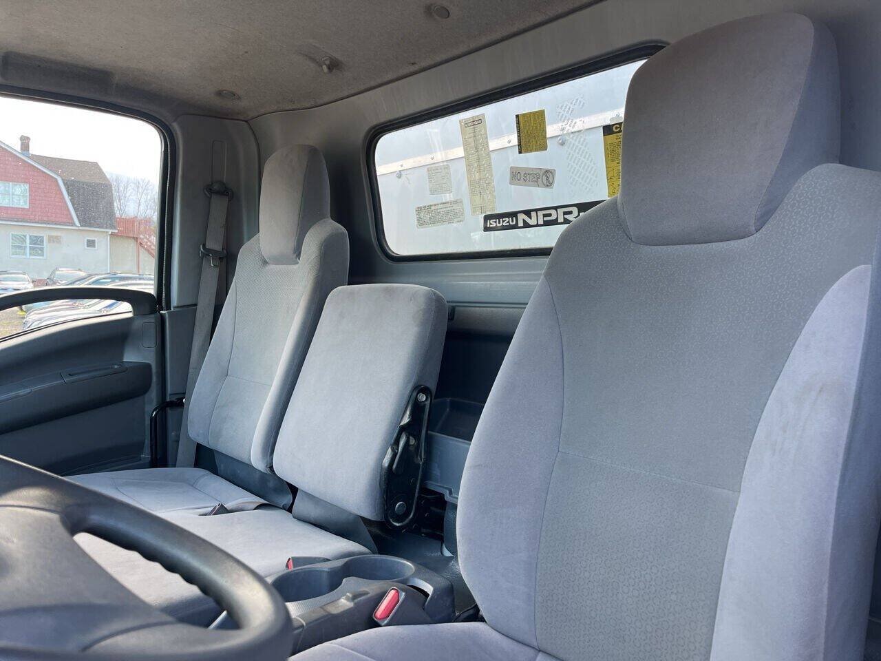 Used 2020 Isuzu NPR RWD image 13