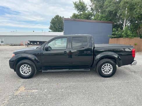 Used 2019 Nissan Frontier SV image 2