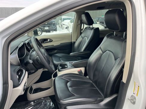 Used 2023 Chrysler Pacifica Touring-L image 37