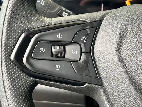 Used 2025 Chevrolet Trax LT FWD image 30