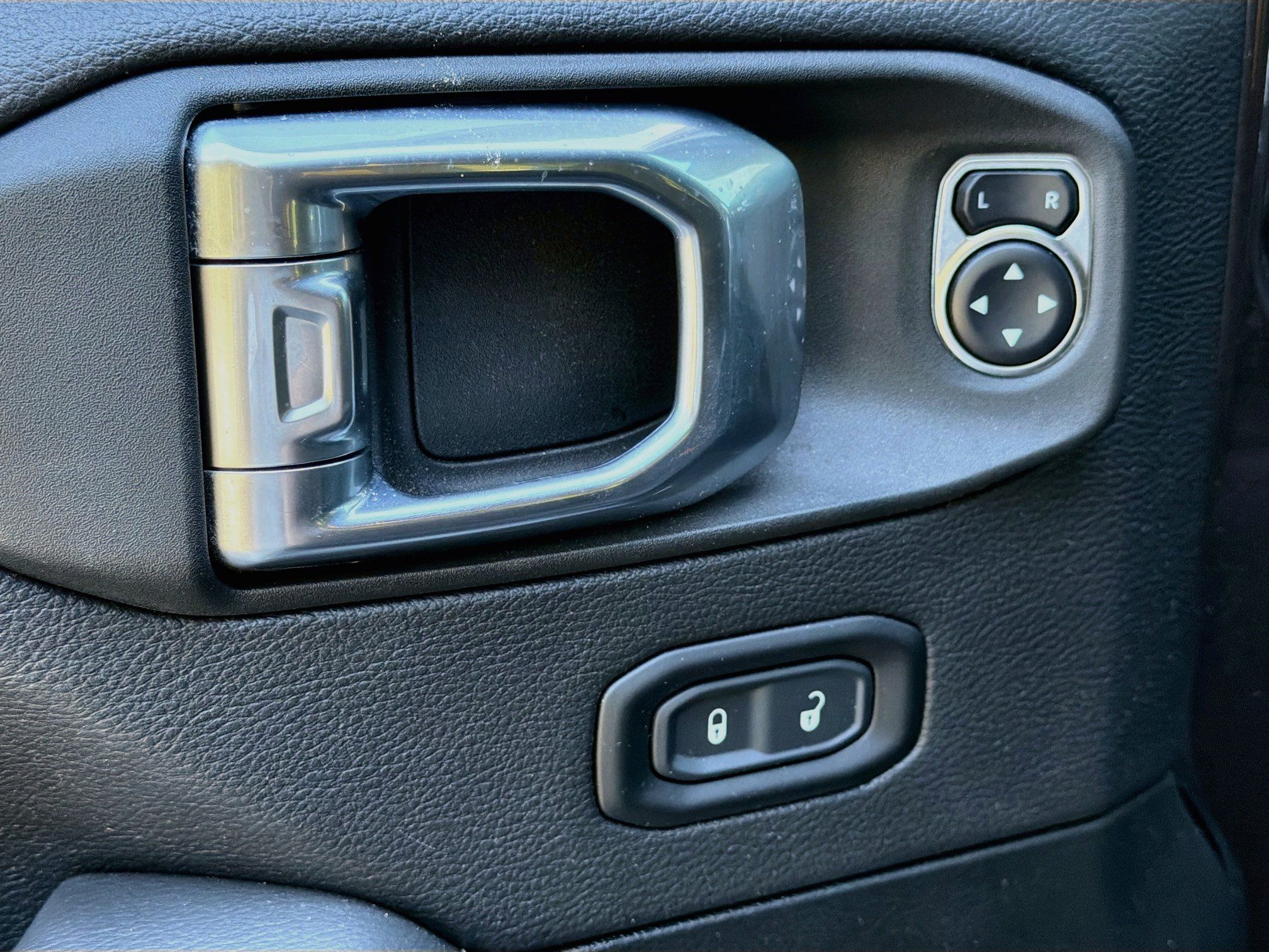 Used 2021 Jeep Wrangler Unlimited Sahara AWD/4WD image 15