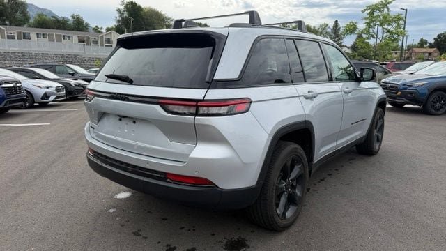 Used 2024 Jeep Grand Cherokee Altitude AWD/4WD image 3
