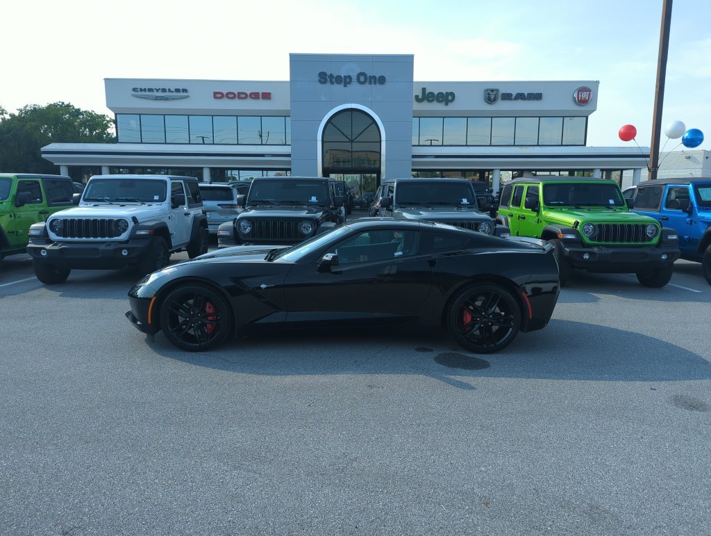 Used 2017 Chevrolet Corvette Stingray Coupe w/ Z51 1LT RWD image 3