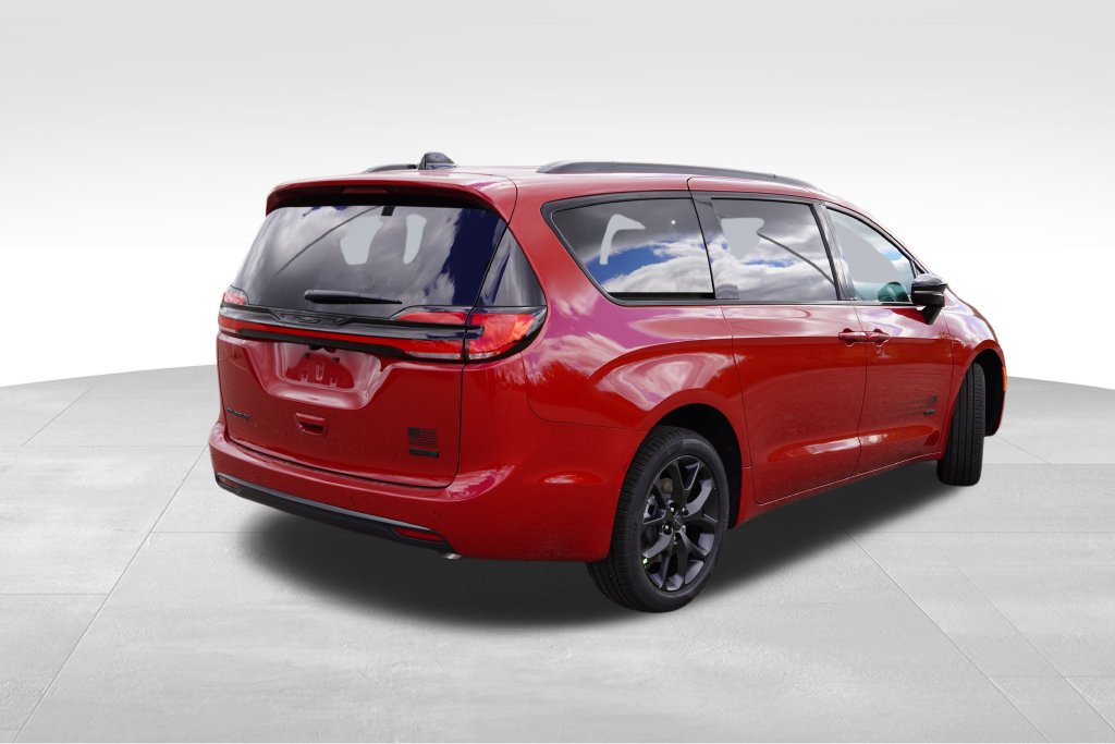 New 2027 Chrysler Pacifica Select AWD/4WD image 3
