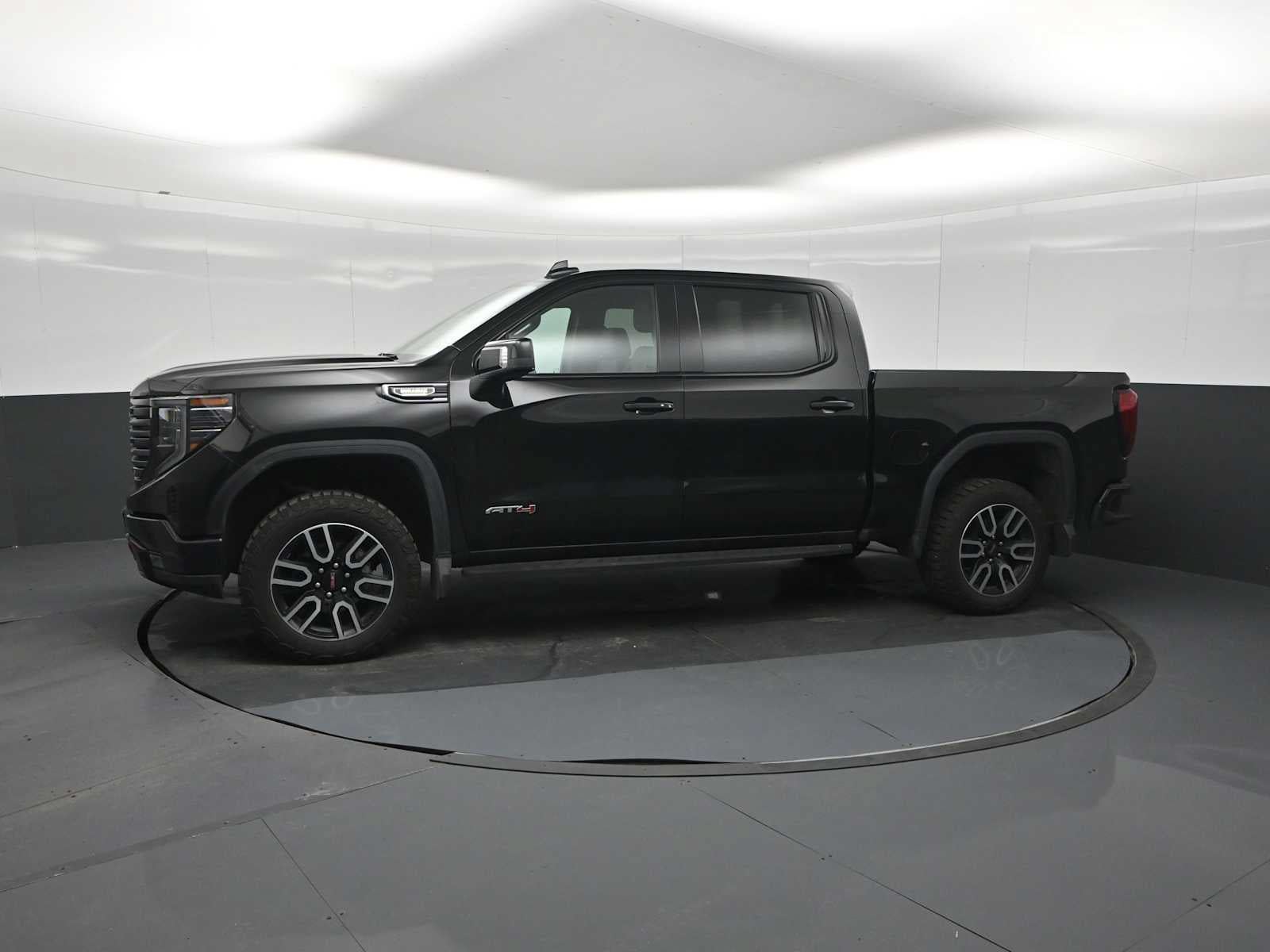 Used 2025 GMC Sierra 1500 AT4 w/ AT4 Premium Package AWD/4WD image 4