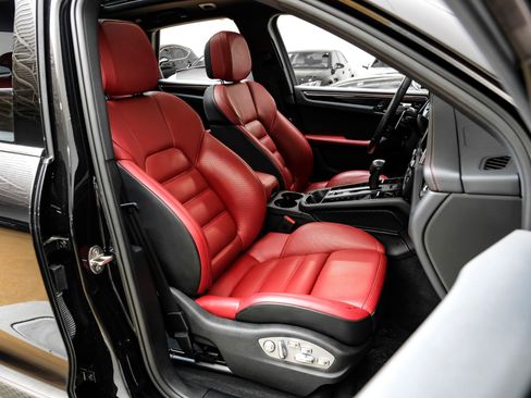 Used 2024 Porsche Macan image 37