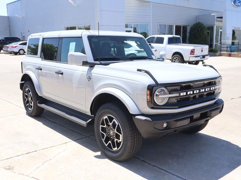 New 2026 Ford Bronco Outer Banks AWD/4WD image 1
