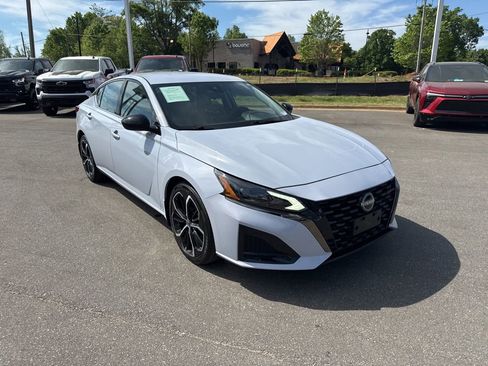 Used 2023 Nissan Altima 2.5 SR image 7