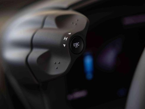 Used 2025 McLaren Artura Spider image 12