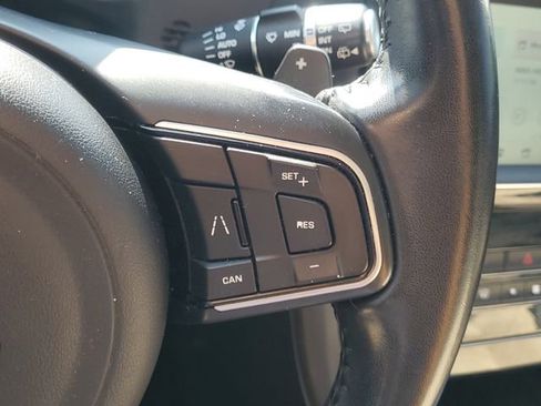 Used 2019 Jaguar F-PACE Premium image 23