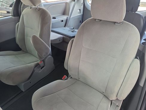 Used 2019 Toyota Sienna L w/ Carpet Mat Package image 16