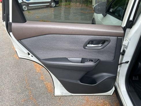 Used 2023 Nissan Rogue SV image 24