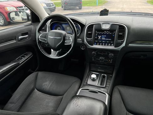 Used 2018 Chrysler 300 Touring w/ Chrome Appearance Package RWD image 14